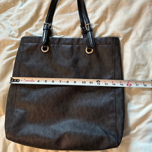 Micheal kors purse - Picture 3 of 7